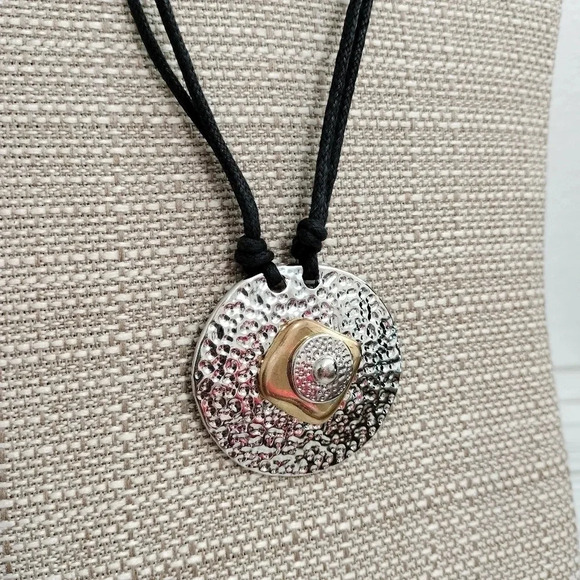 Vintage VCLM Large Silver Tone Hammered Medallion Pendant Corded Necklace 18" - Picture 5 of 5